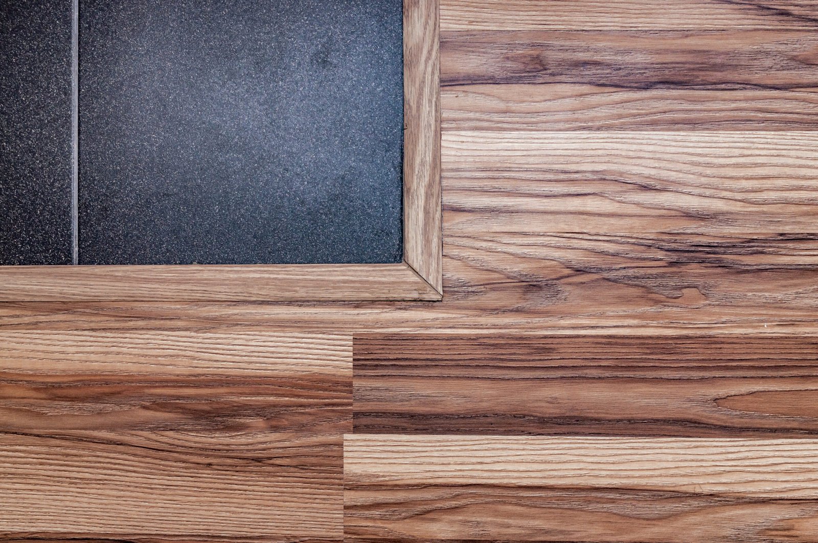 Spojenie materiálov prechodovou lištou